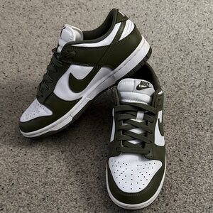 Nike Low Dunk - Olive
